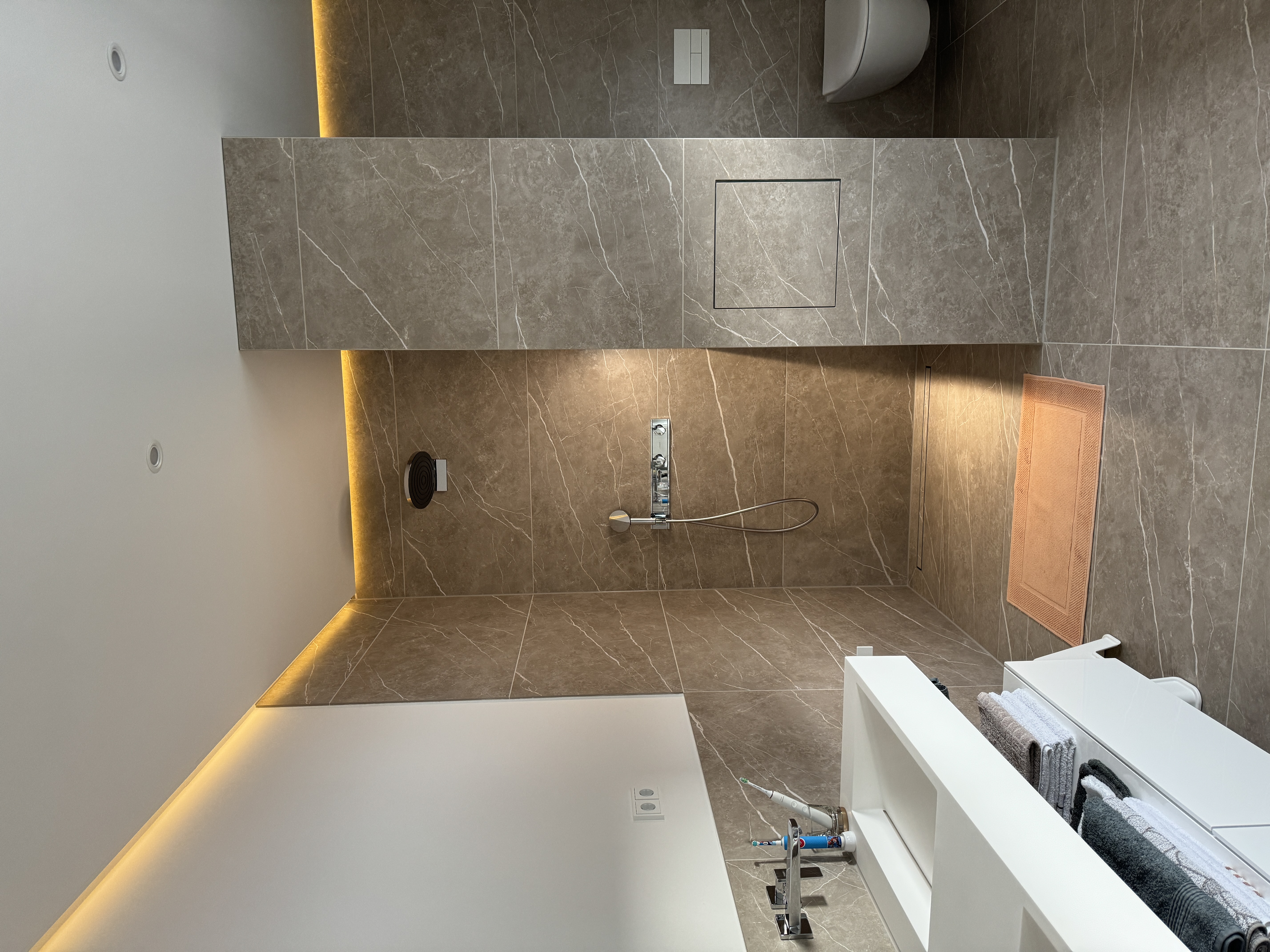 Dusche mit Fliesen in Natursteinoptik im Format 120 × 60 cm