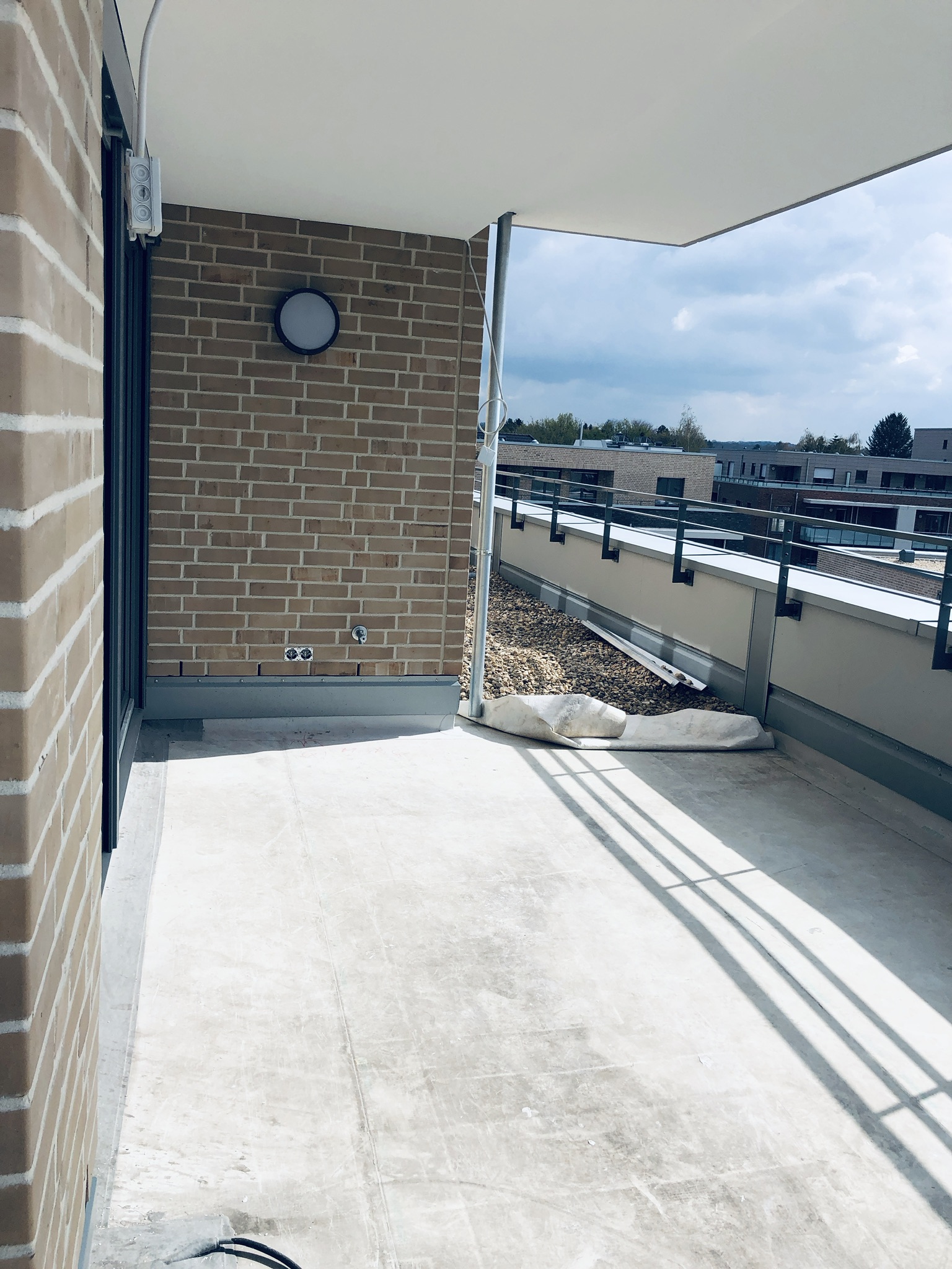 Balkon im Bauzustand mit noch unbelegter Fläche beim Großprojekt Langenfeld