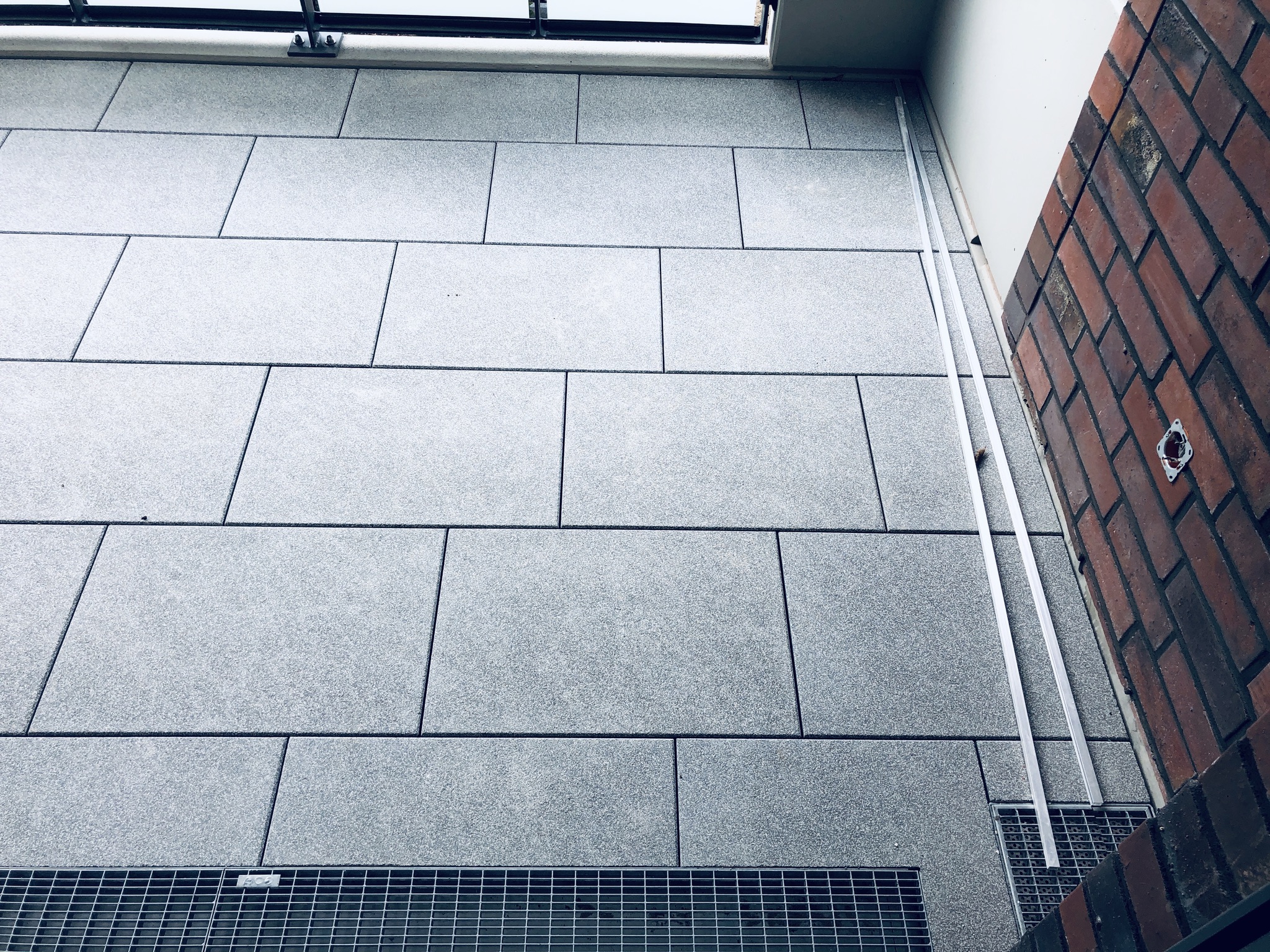 Detail der Balkonplatten mit Randzuschnitten und Entwässerungsrinne in Langenfeld