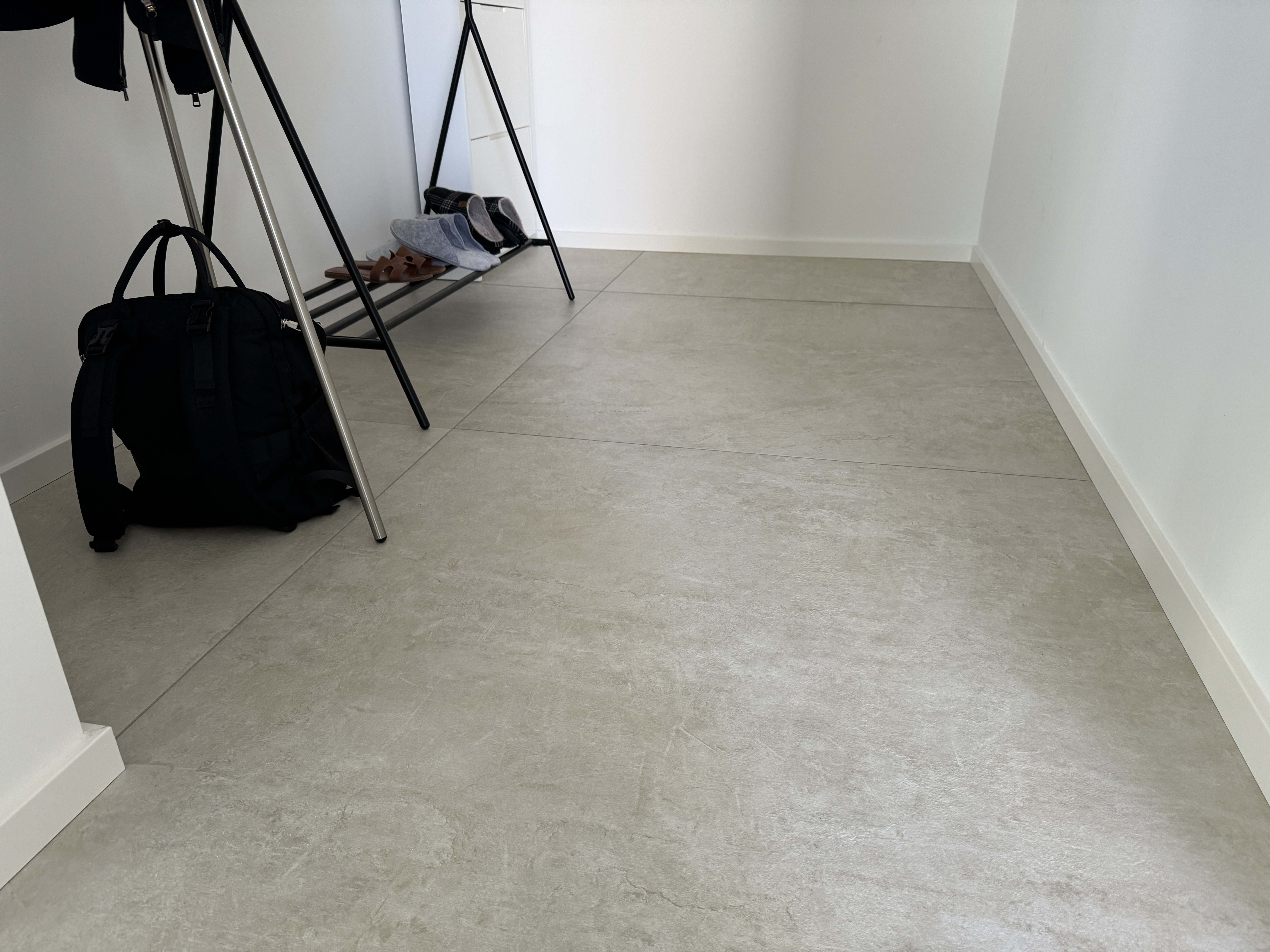 Sandbeige Fliesen mit weißen Holzfußsockelleisten in Kerpen-Buir
