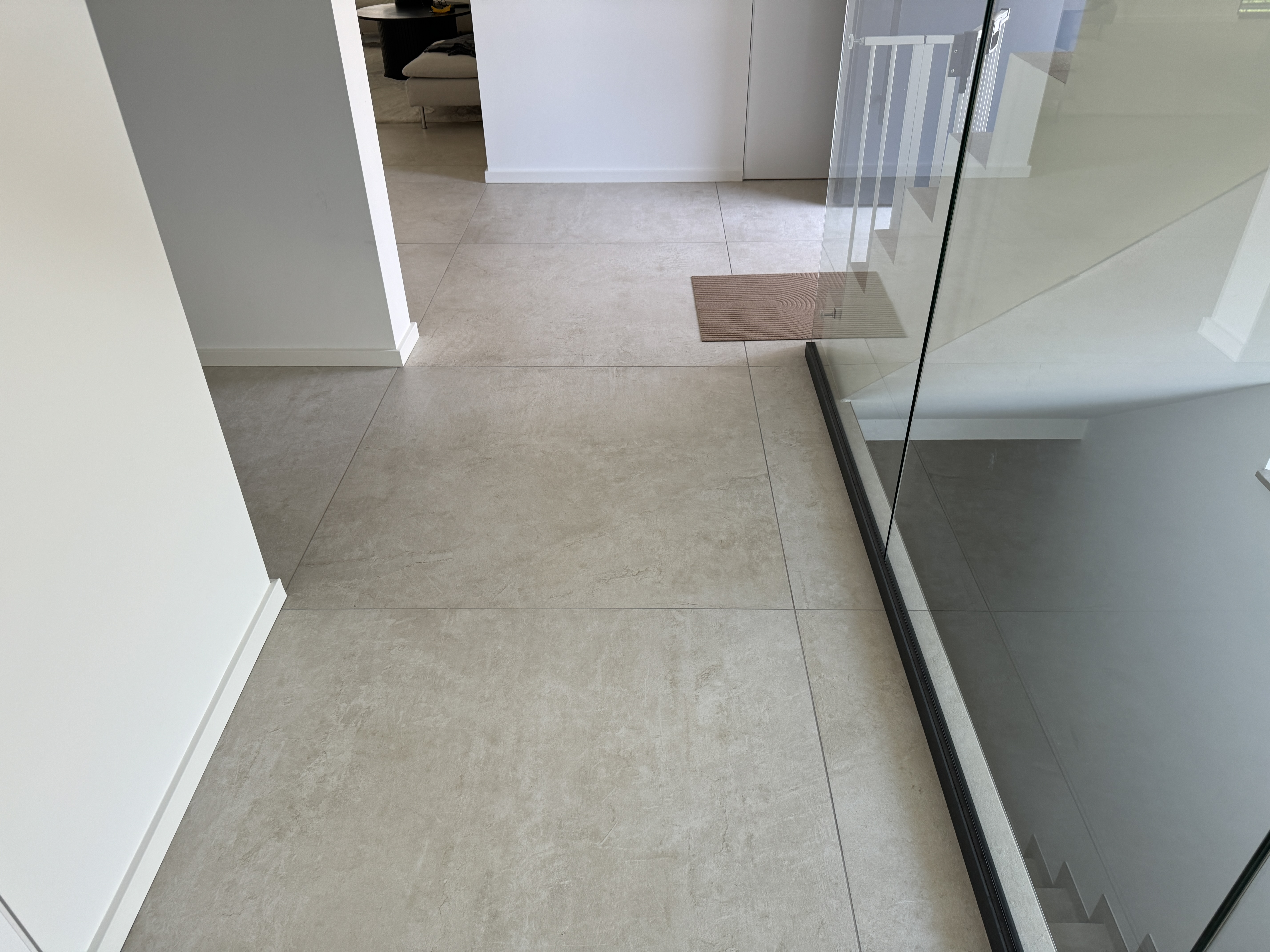 Sandbeige Großformatfliesen im Flur eines Einfamilienhauses in Kerpen-Buir