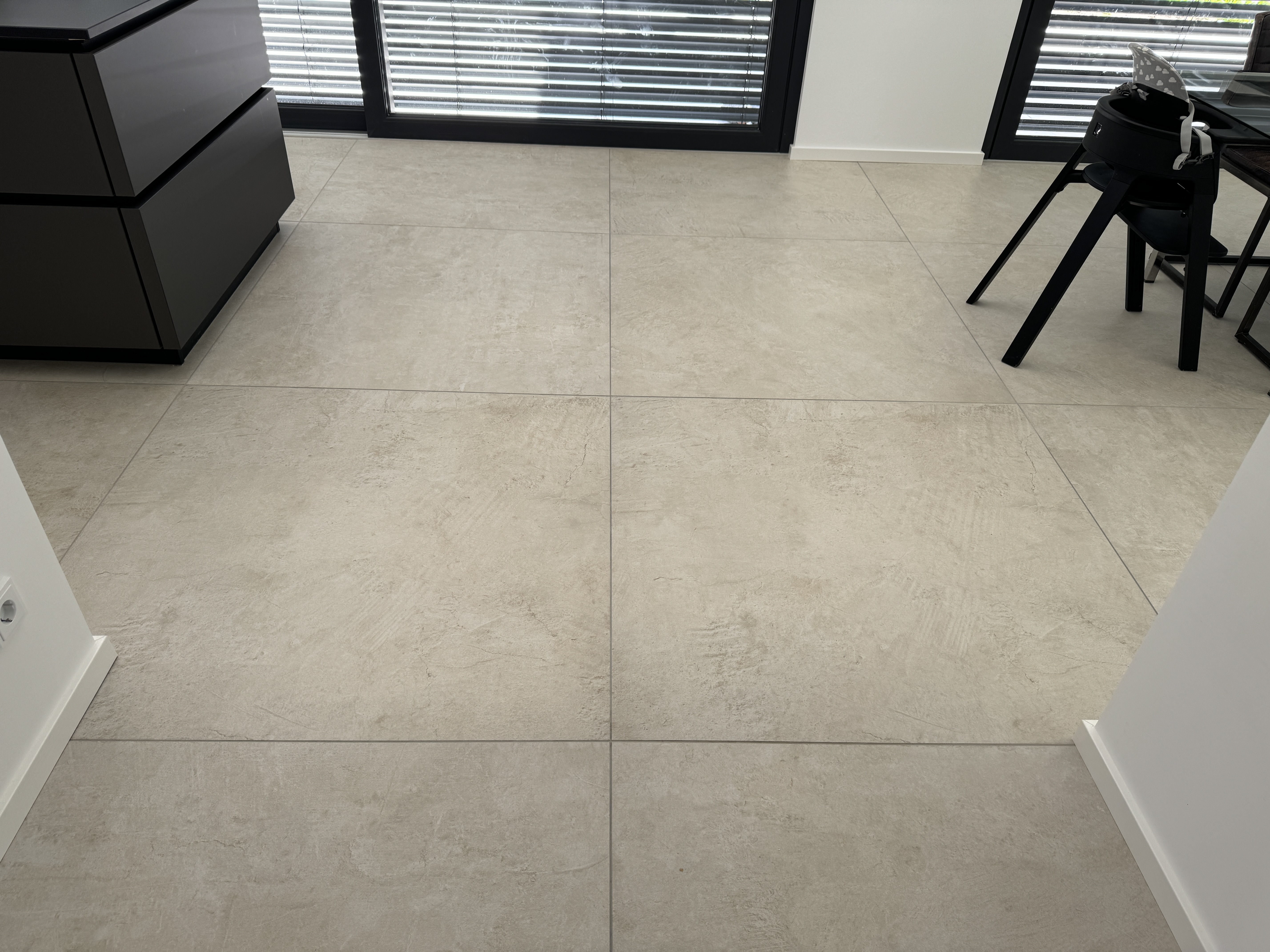 Sandbeige Bodenfliesen im Format 120 × 120 cm in Küche und Essbereich