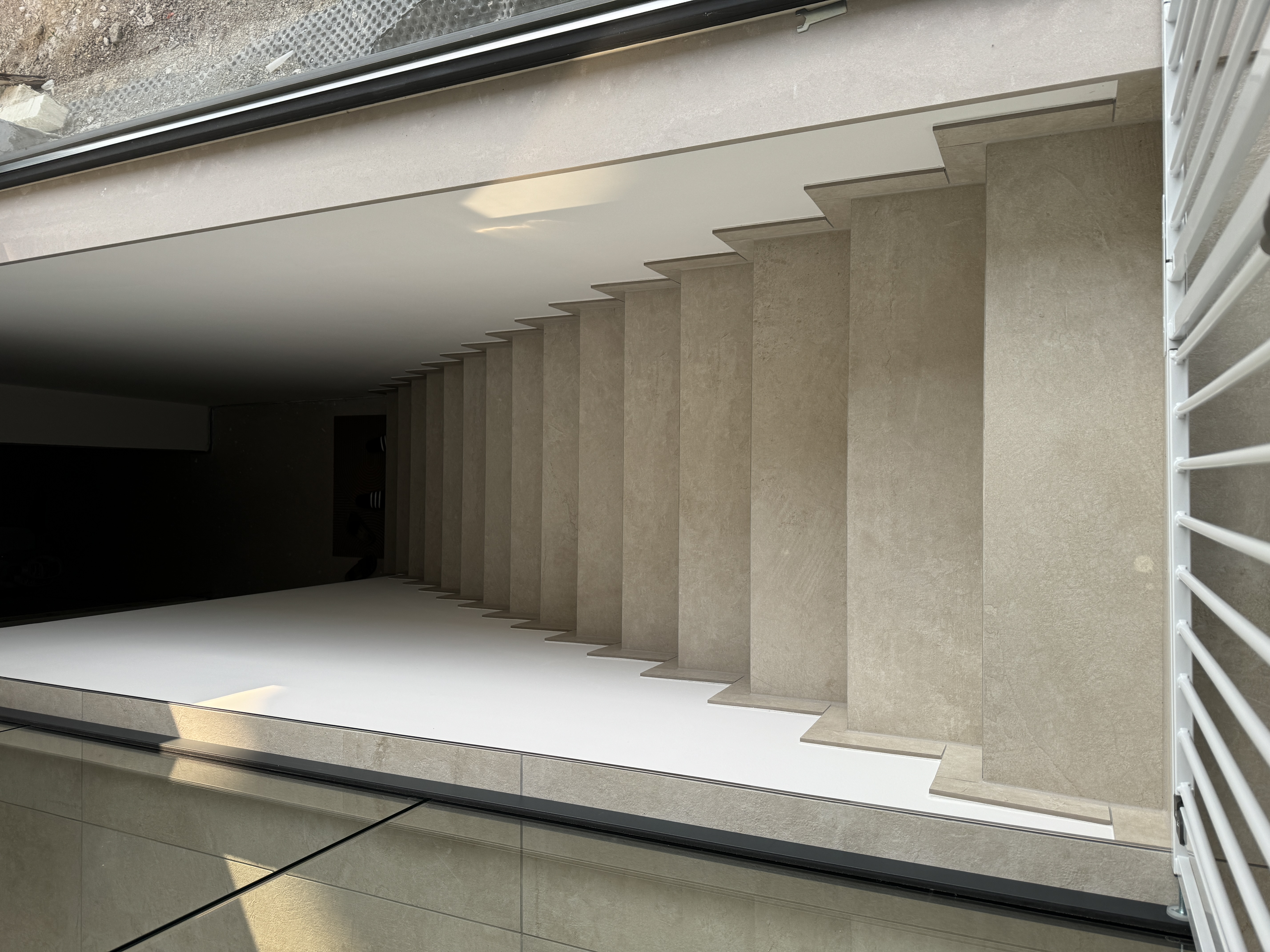 Blick von oben auf die geflieste Treppe im Einfamilienhaus in Kerpen-Buir
