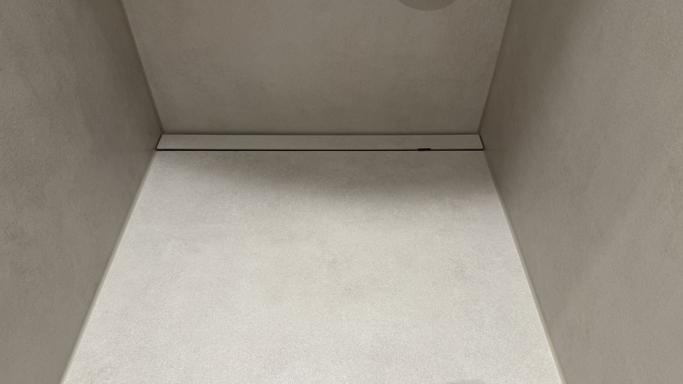 Gefliester Duschboden mit wandnahem Linienablauf und hellbeigen Platten im Neubauprojekt in Düren