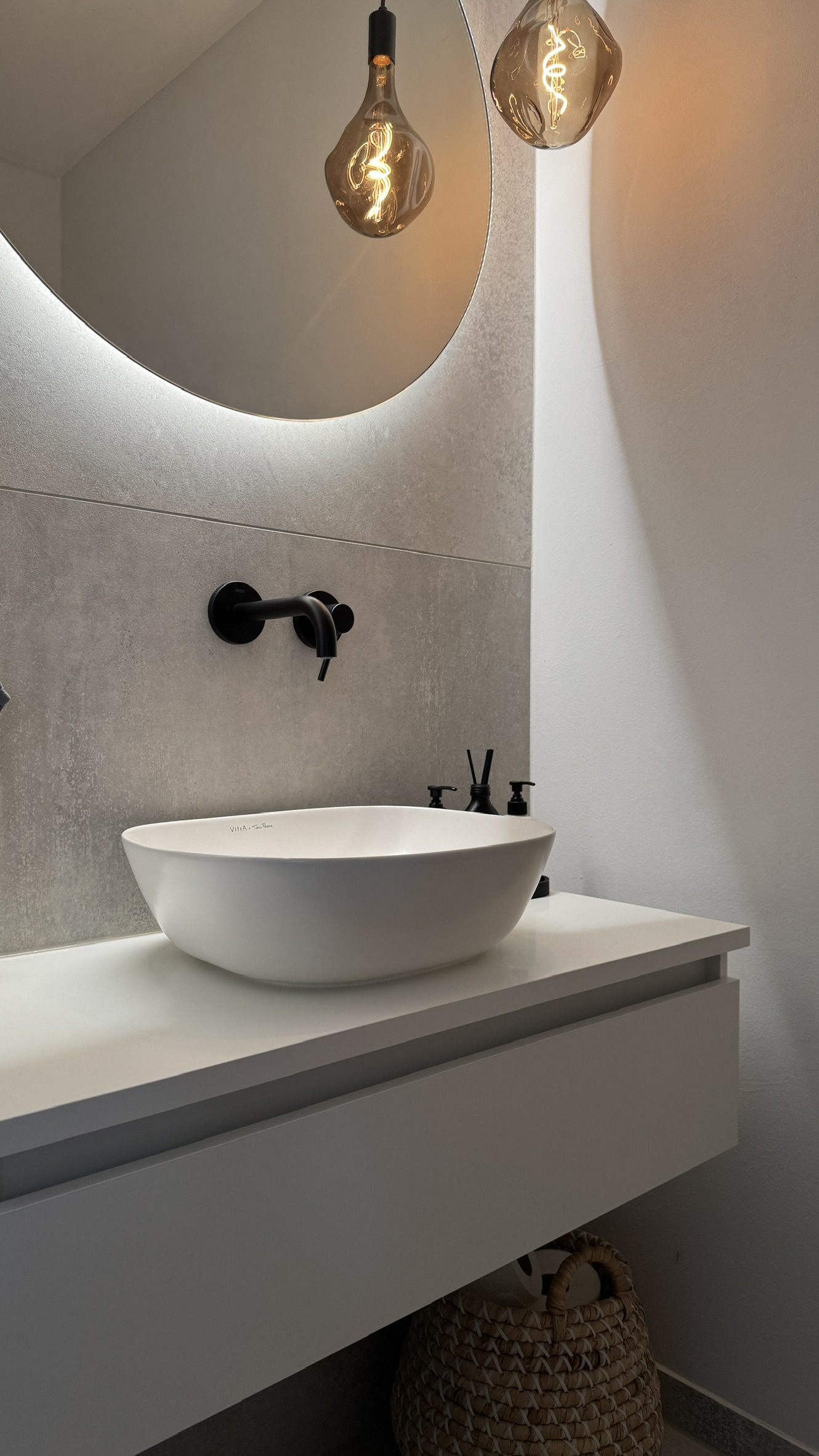 Gäste-WC in Düren mit Aufsatzwaschbecken, beleuchtetem Rundspiegel und hellbeigen Wandplatten