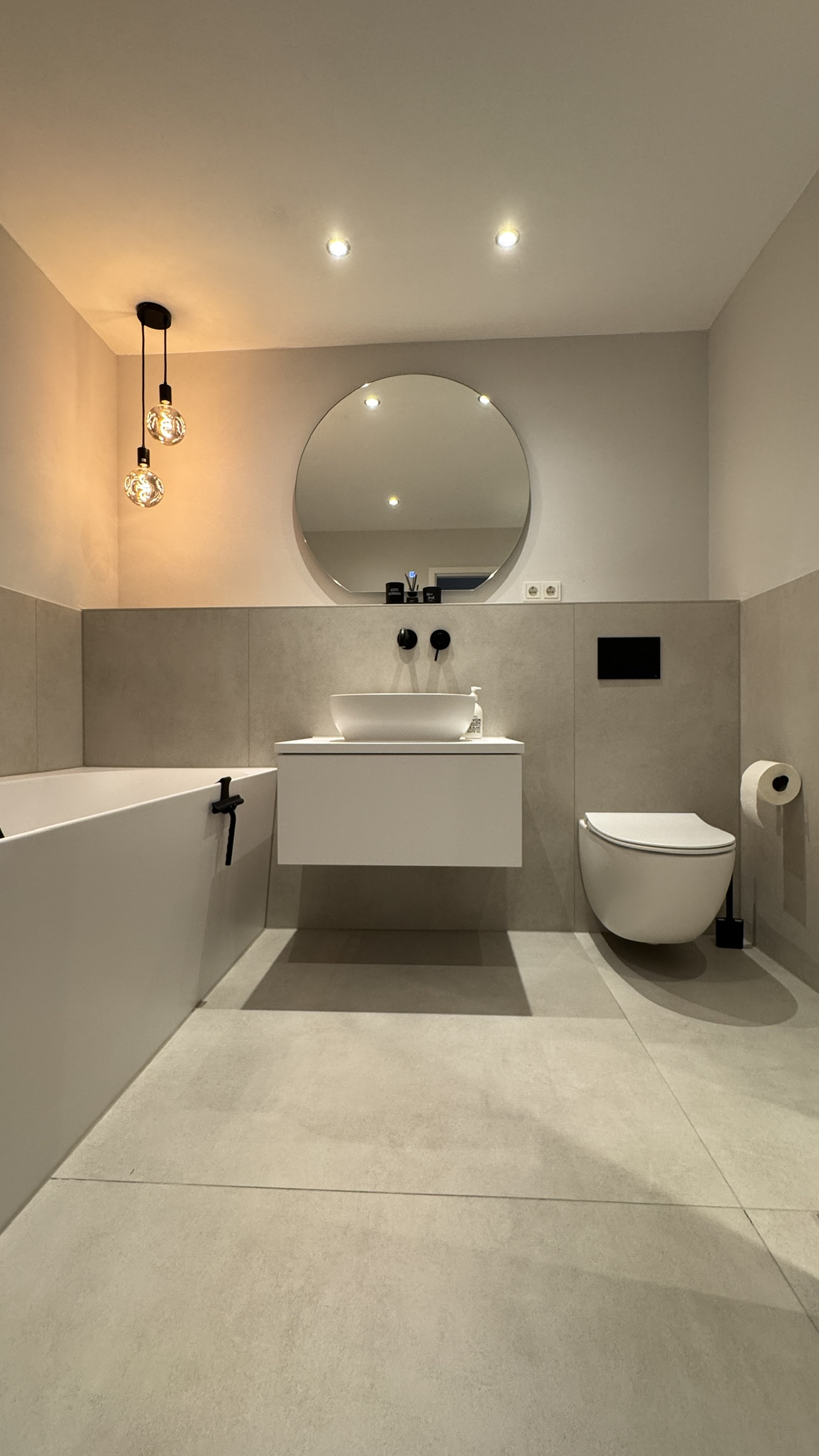 Badezimmer in Düren mit 120 × 120 cm großen sandfarbenen Bodenplatten, Badewanne und wandhängendem WC