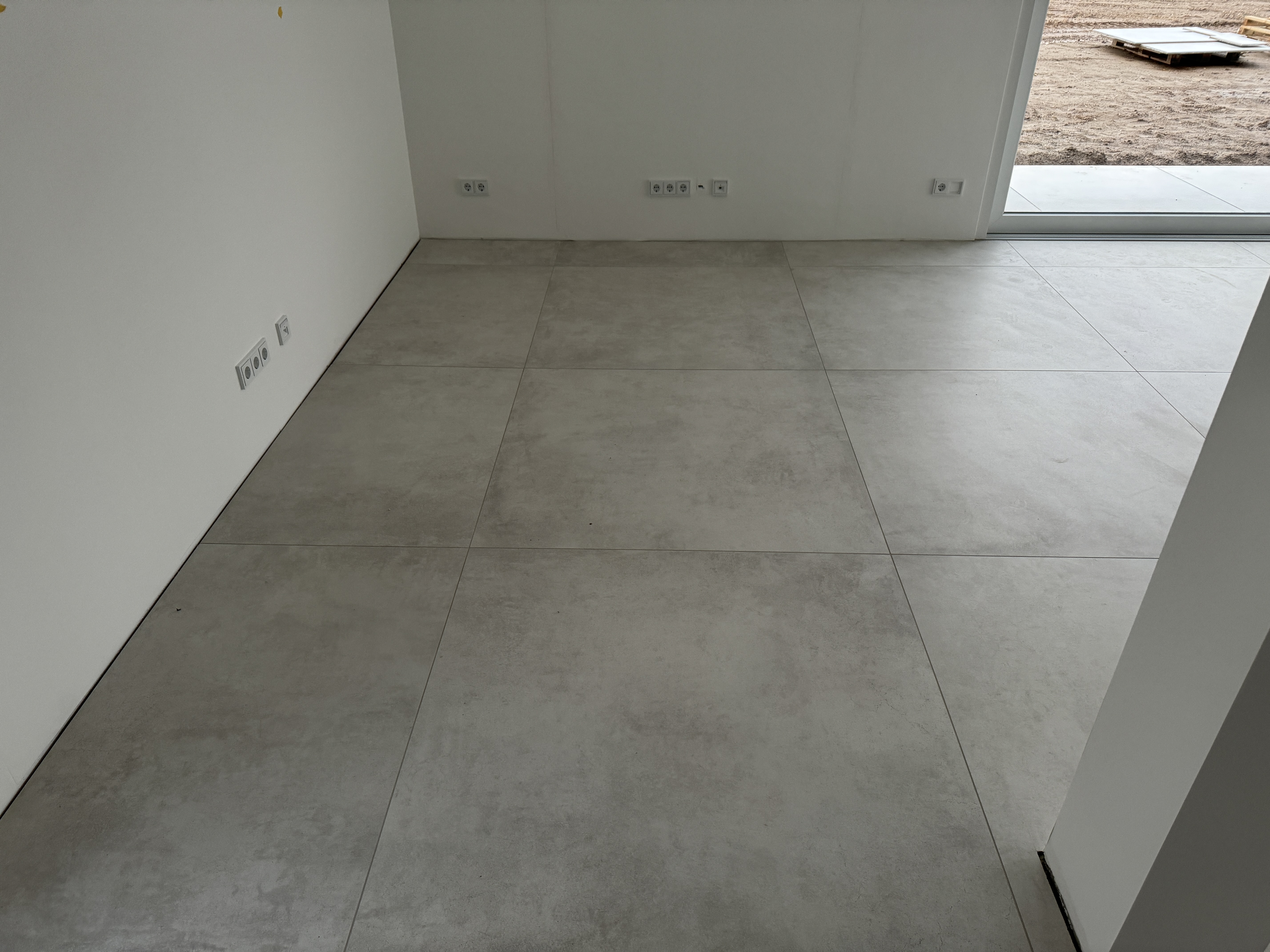 Fugenraster der 120 × 120 cm Bodenplatten im Erdgeschoss