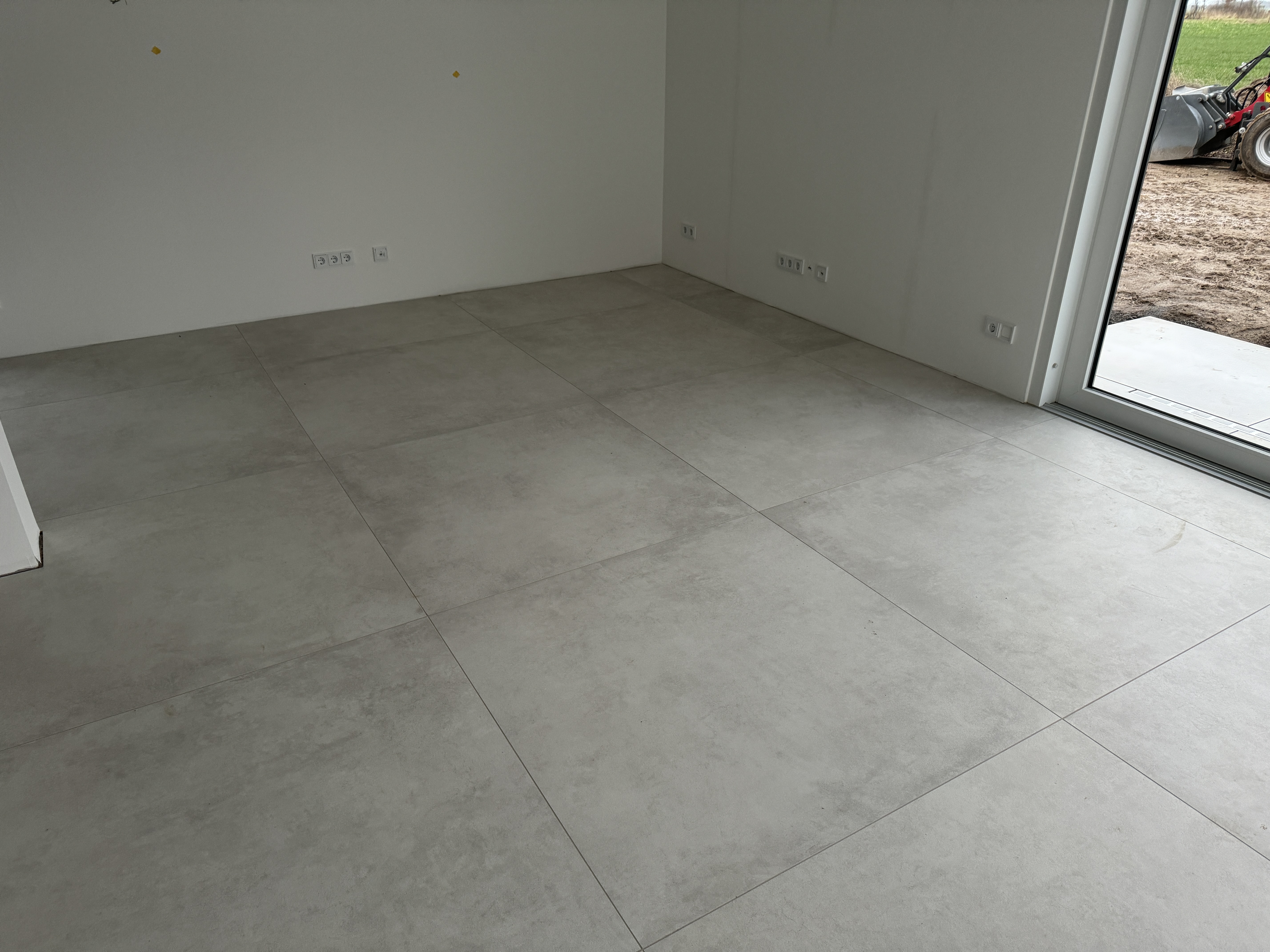 120 × 120 cm große Bodenplatten im Eckbereich des Erdgeschosses