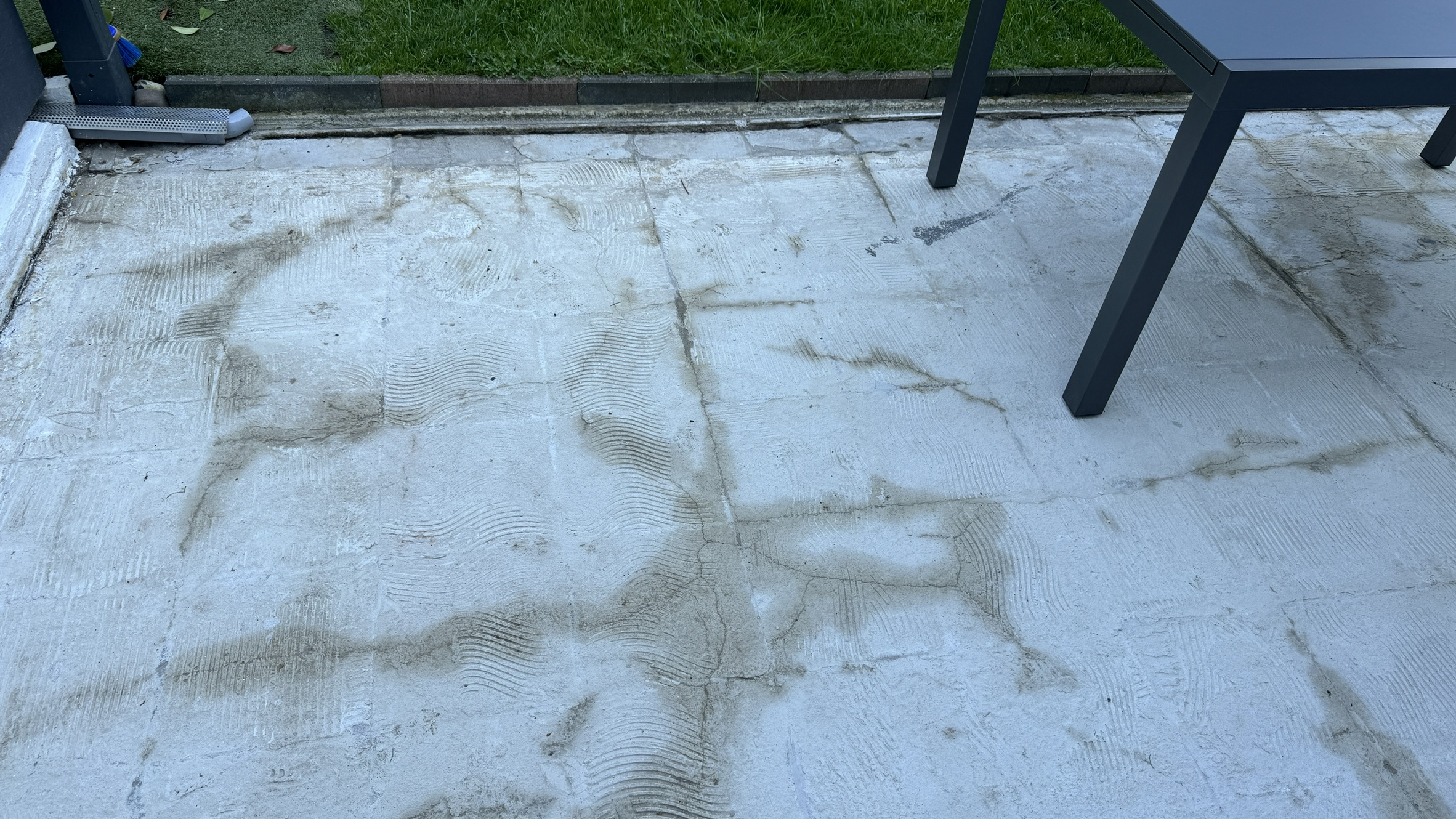 Detail des freigelegten Terrassenuntergrunds vor dem neuen Belag