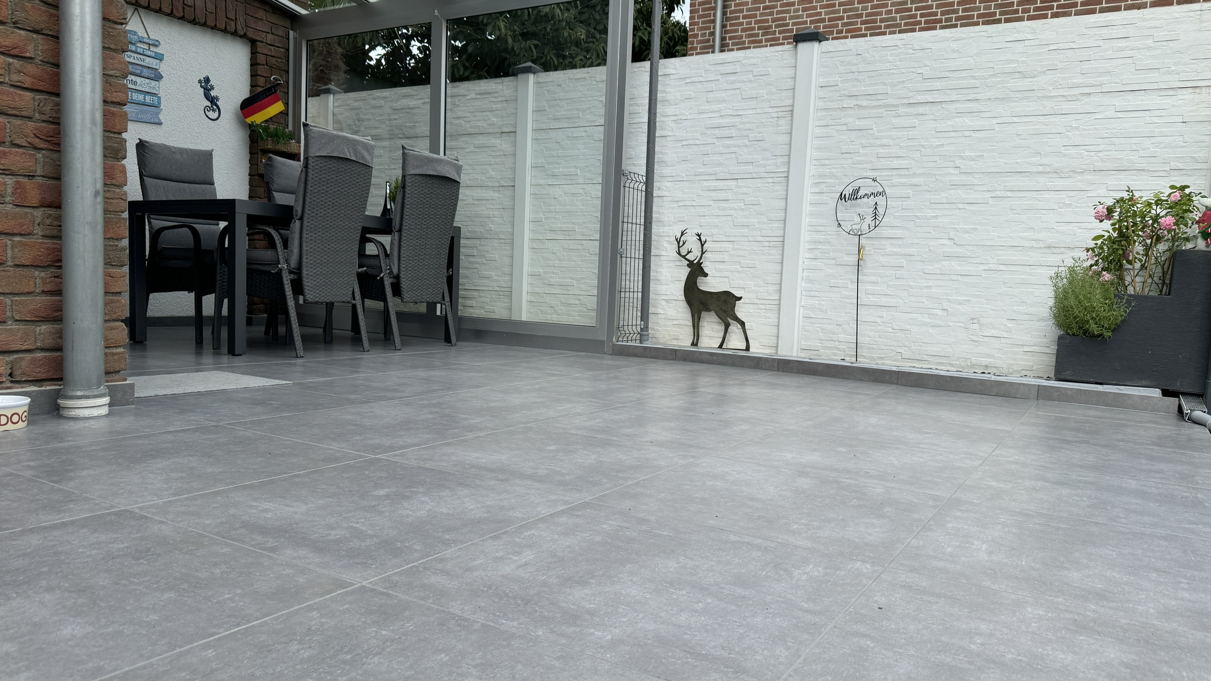 Flächenansicht der sanierten Terrasse mit 60 × 60 cm großen Platten