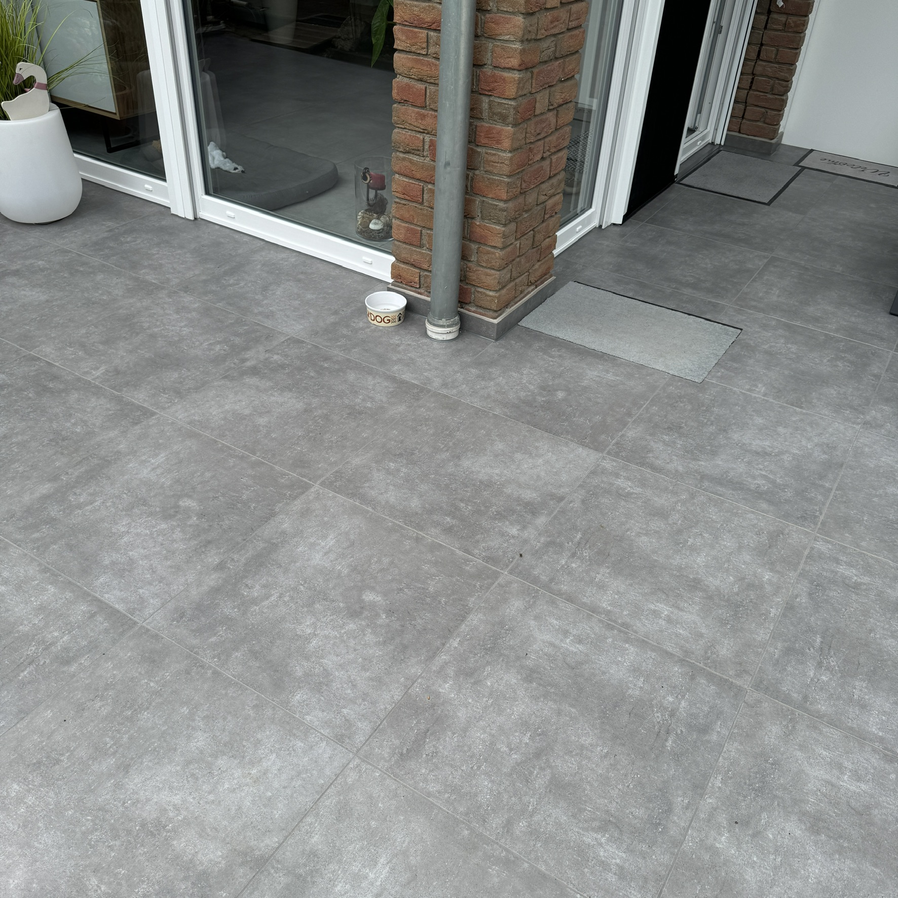 Terrassenbelag im Anschluss an Hausfassade und Terrassentür in Hürth